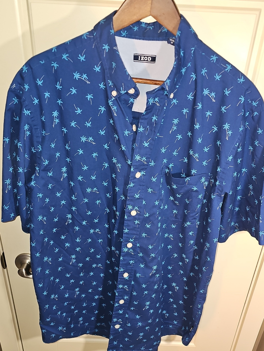 Izod Navy Short-Sleeve Button-Down Shirt with Light Blue Palm Print. SIZE L/TALL